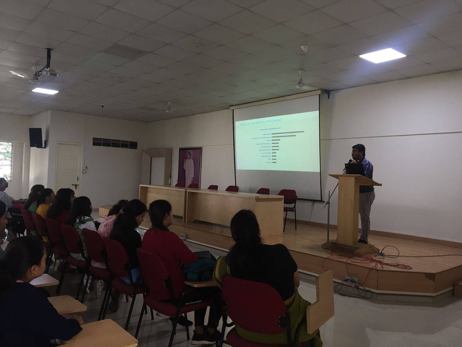 CFA Pranav Desai addressing students on Investment Banking and CFA career